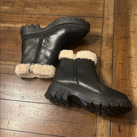 Coach Jane Black Leather Shearling Trim Ankle Booties Lug Sole Side Zip size 7.5 - Picture 9 of 12